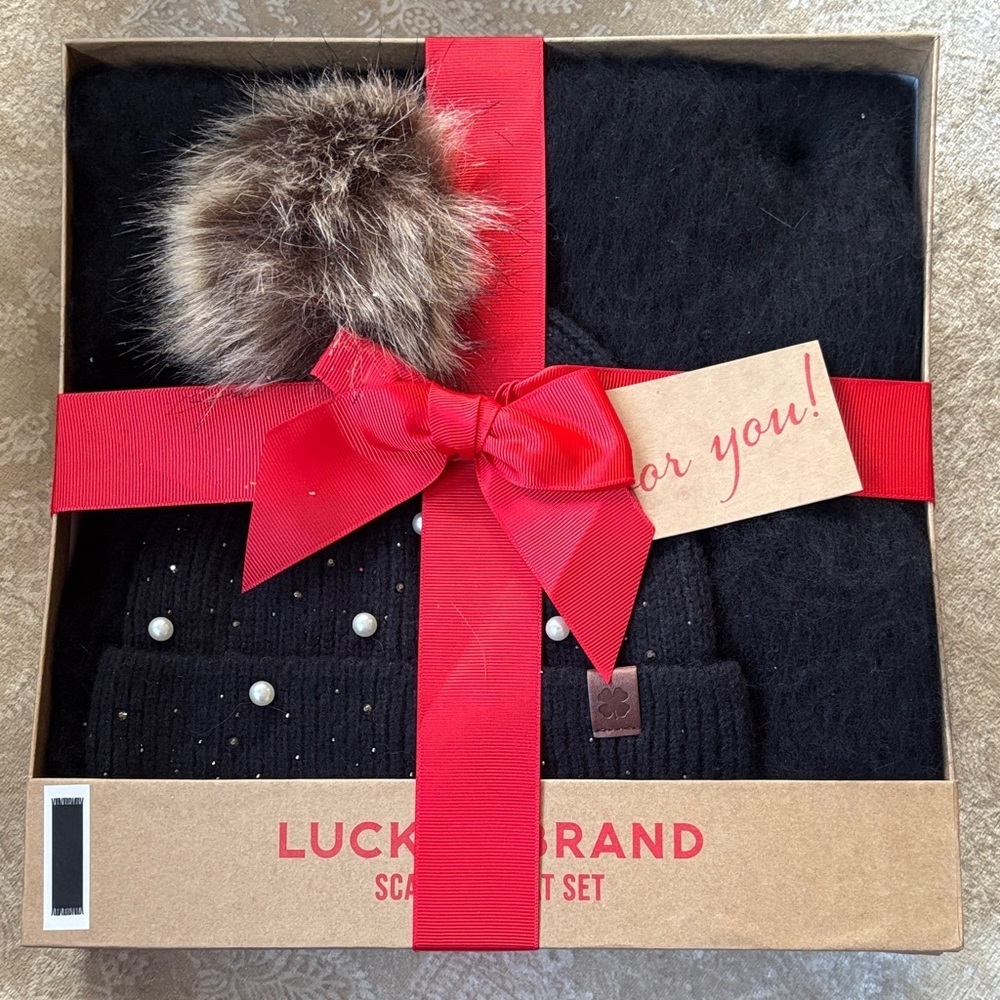 Brand New Lucky Brand Black Faux Fur Pearl Pom Hat & Matching Scarf Gift Box Set